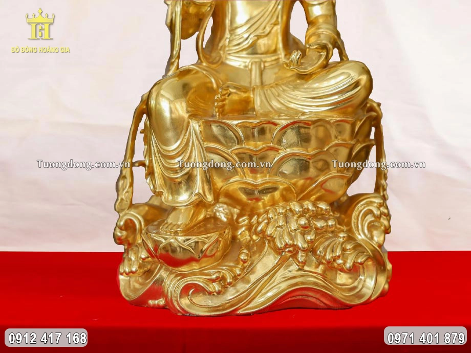 Ngài được đúc theo dáng ngồi tự tại trên đài sen
